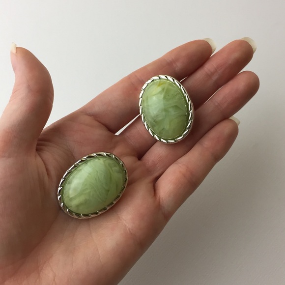 Vintage Green Plastic Statement Clip On Earrings - Picture 4 of 8
